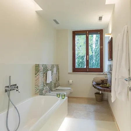 Anna Elisa 8, Emma Villa Bevagna